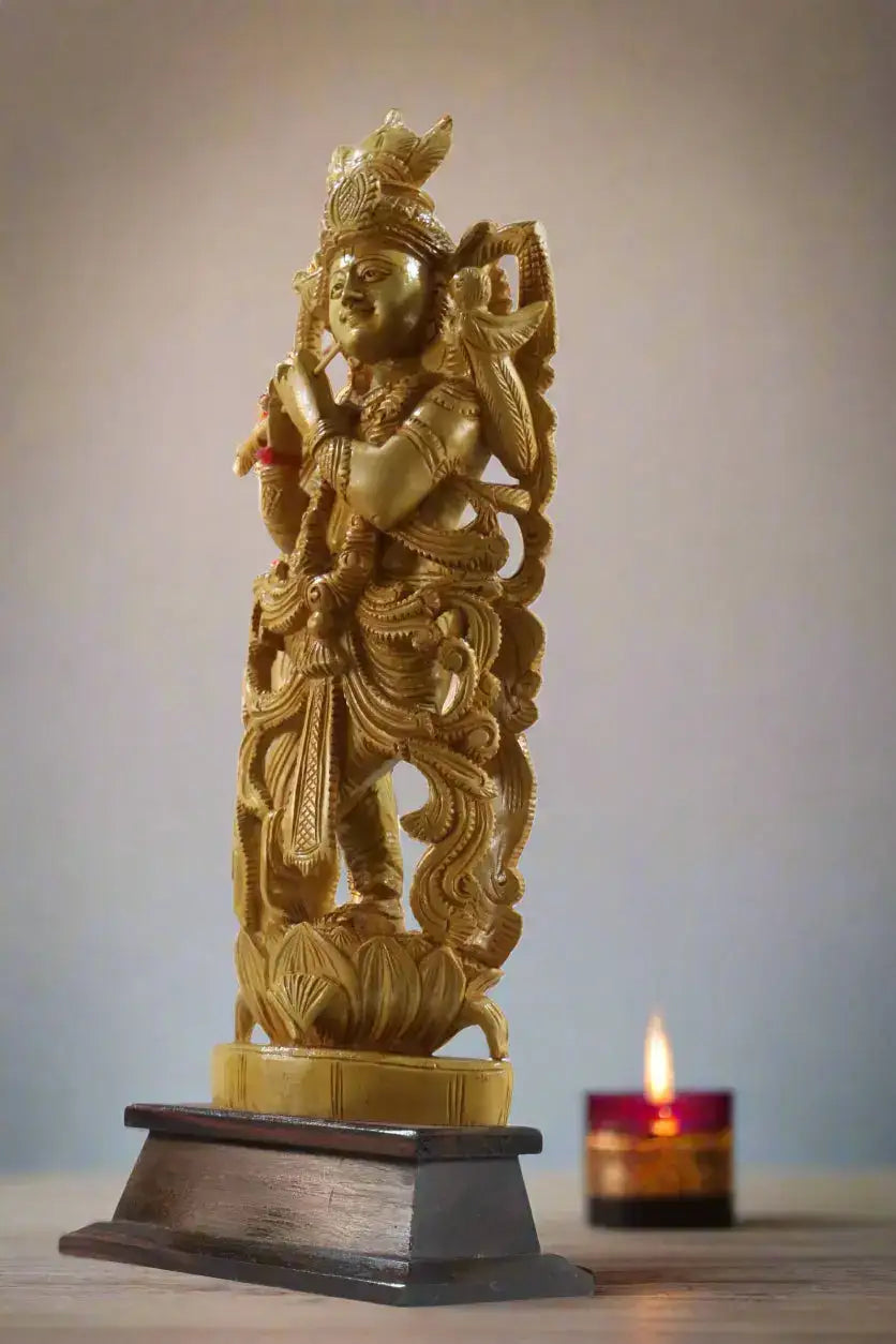 Decorative statue on a wooden base with 'Krafteria' branding.