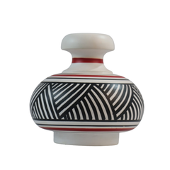 Handcrafted flower vase suitable for eco-friendly home décor