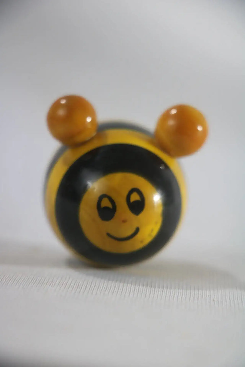 Bee-Themed Fridge Magnet – Vibrant Colors, Non-Toxic Finish Wooden Lacquerware&toys