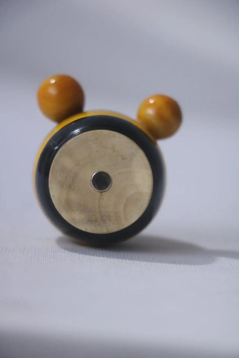 Bee-Themed Fridge Magnet – Vibrant Colors, Non-Toxic Finish Wooden Lacquerware&toys