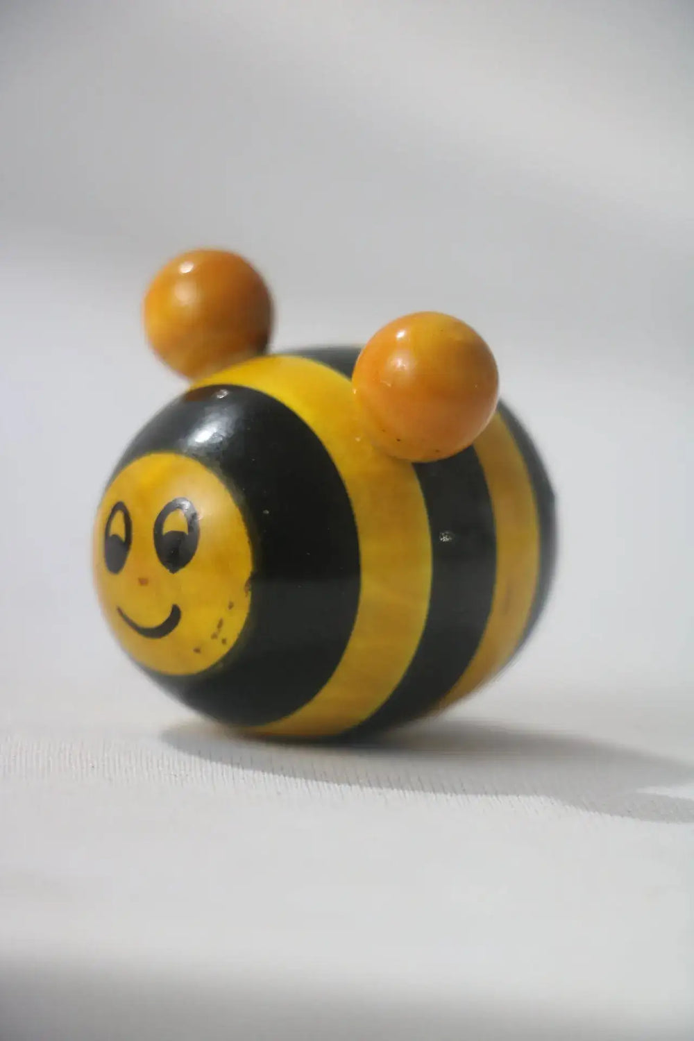 Bee-Themed Fridge Magnet – Vibrant Colors, Non-Toxic Finish Wooden Lacquerware&toys