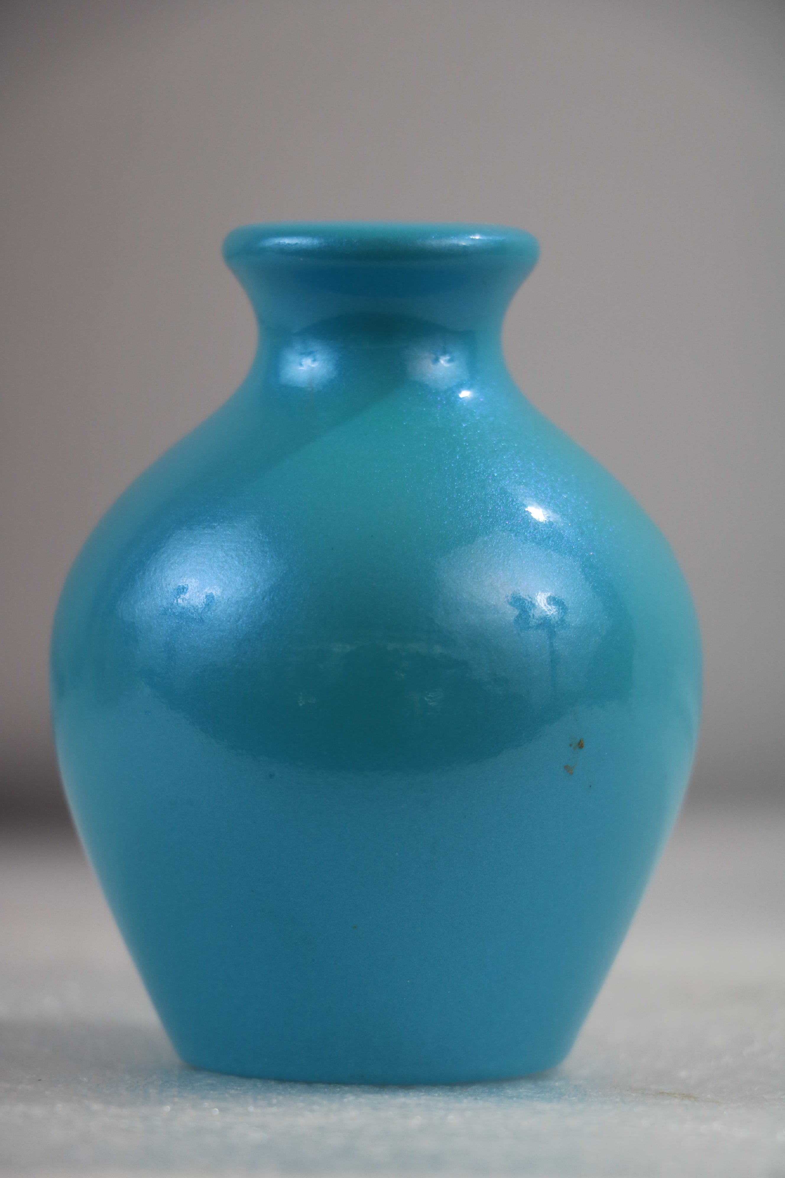 Handcrafted Flower Vase – Glossy Color, Perfect for Any Room