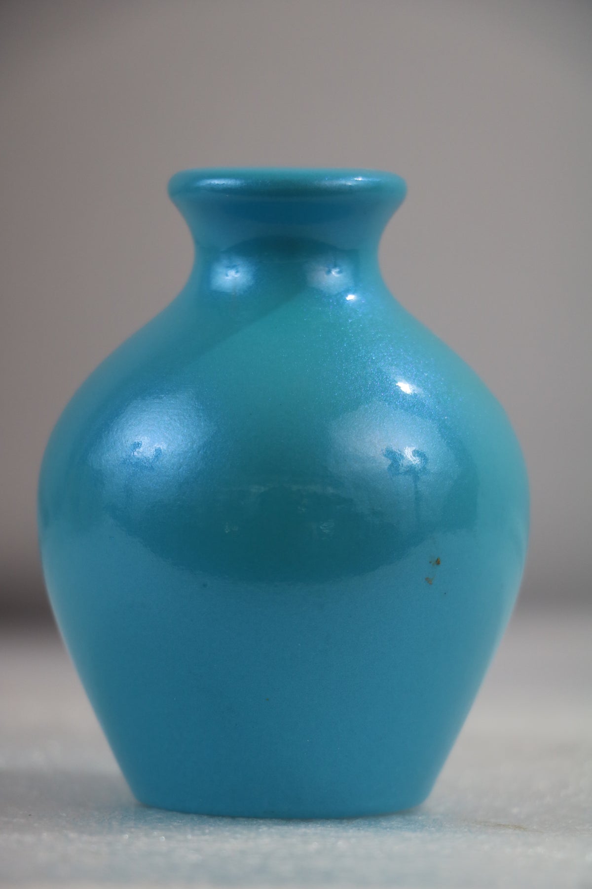 Handcrafted Flower Vase – Glossy Color, Perfect for Any Room