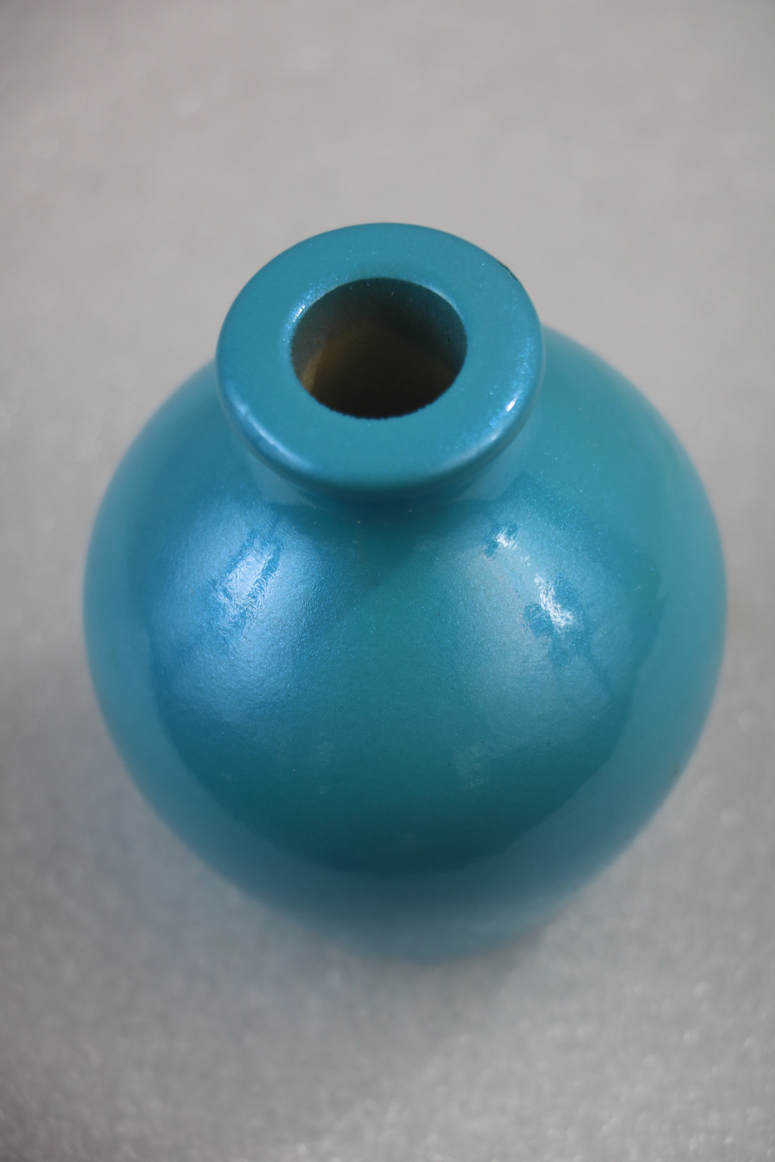 Handcrafted Flower Vase – Glossy Color, Perfect for Any Room