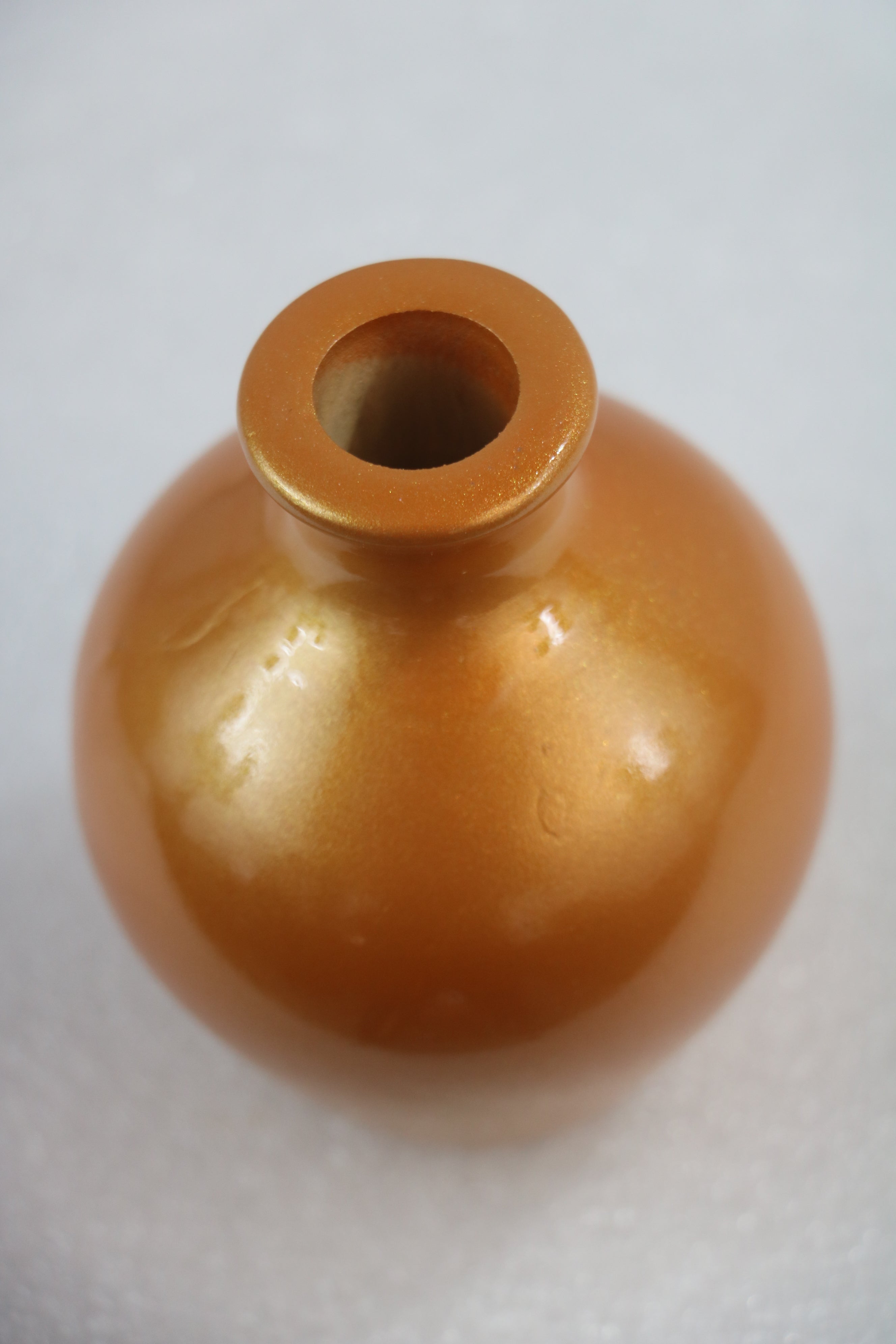 Handcrafted Flower Vase – Glossy Color, Perfect for Any Room