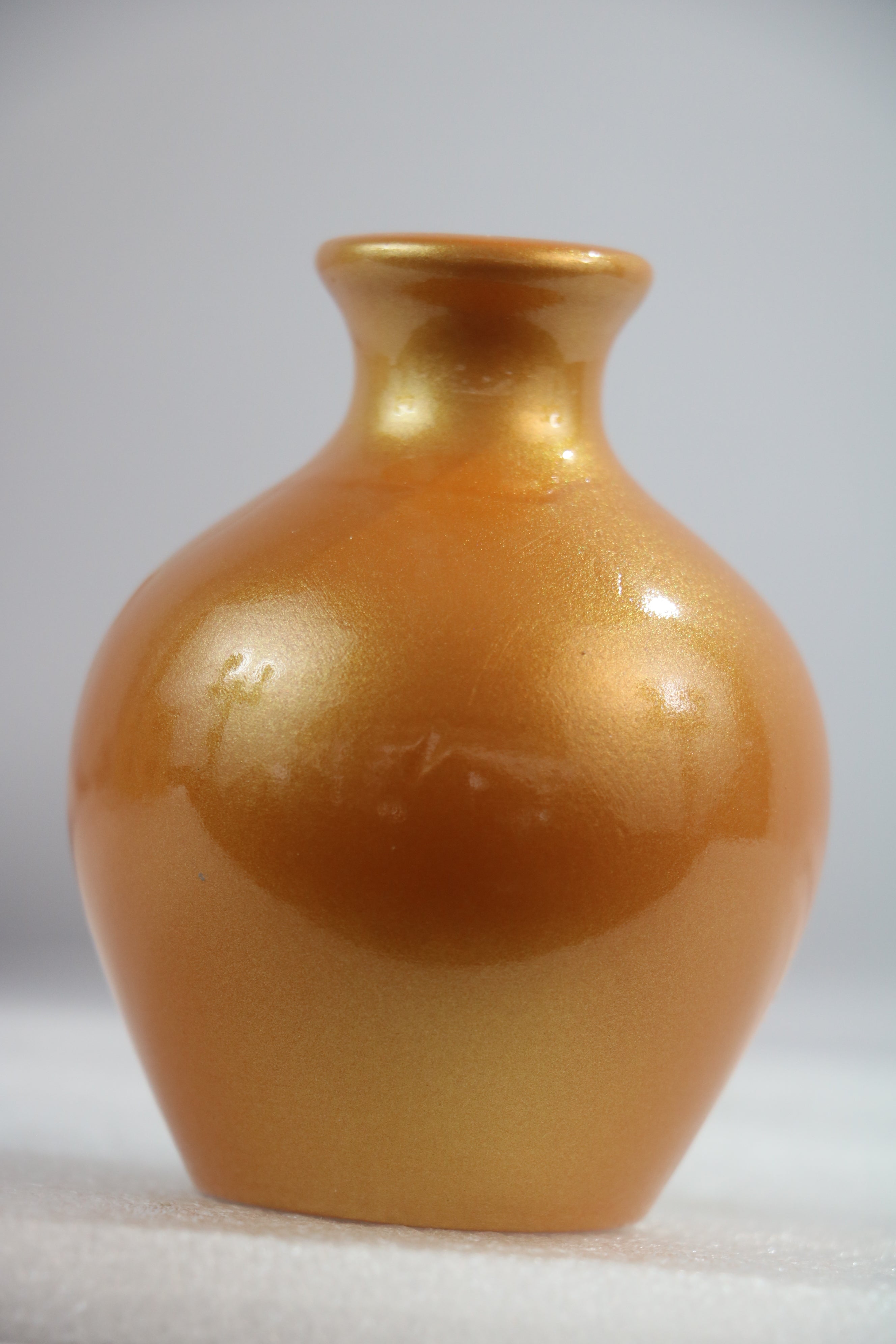 Handcrafted Flower Vase – Glossy Color, Perfect for Any Room