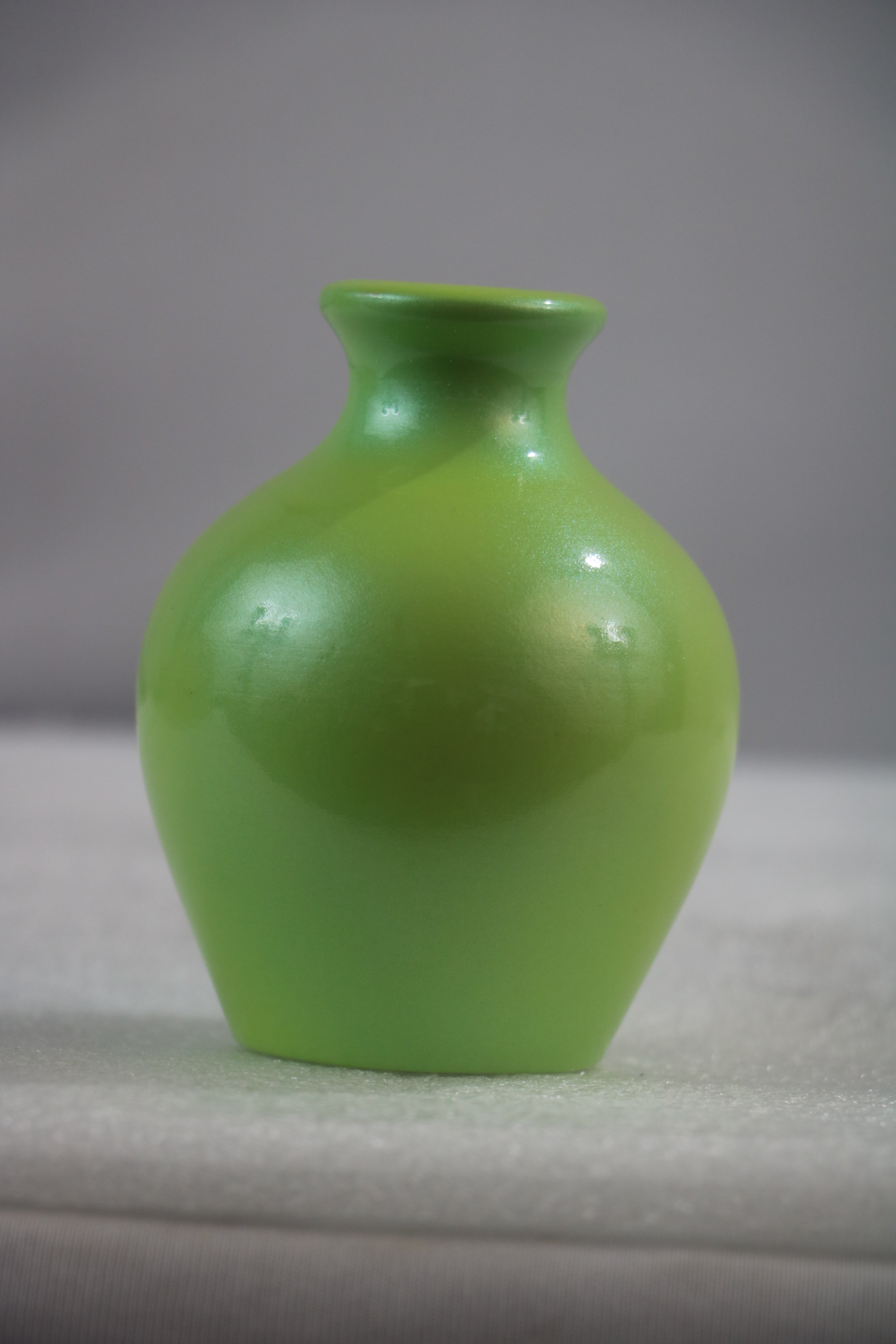 Handcrafted Flower Vase – Glossy Color, Perfect for Any Room
