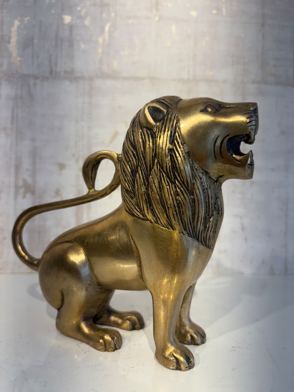 Regal Brass Lion Statue - Majestic Animal Figurine for Home Decor